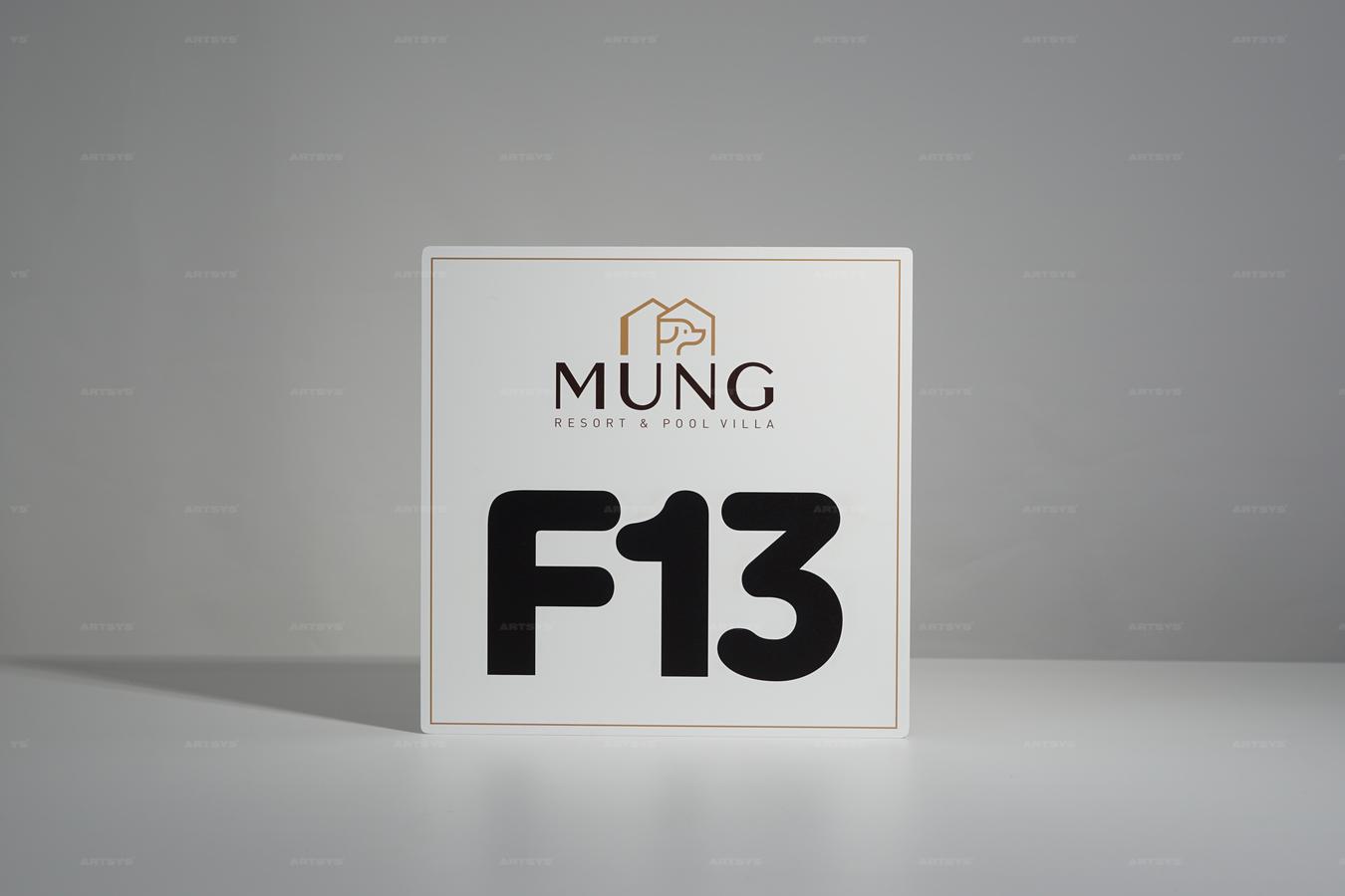 아트시스의 MUNG 리조트 & 풀빌라 F13 번호판, 화이트 색상